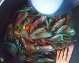 Foto langkah ke 4 dari resep Kerang Hijau Asam Manis Pedas.