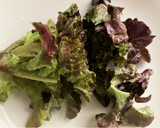 Foto del paso 2 de la receta: Ensalada de ventresca, con tomate, aceitunas y lechuga roble de l’ hortet