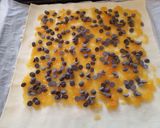 Foto del paso 5 de la receta: Napolitanas de mermelada con chocolate y pasas