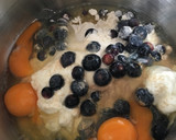 Foto del paso 2 de la receta: Bizcocho de yogur y arándanos
