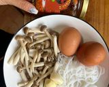 Hình bước làm 1 của món Bún Xào Trứng Nấm Cùng Sốt Sambal Cho Team Yêu Cay 🌶️