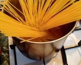 Foto del passaggio 4 della ricetta Spaghetti con Funghi Champignon Guanciale Crema di Parmigiano e Oro di Zafferano e Curcuma