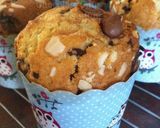 Foto langkah ke 5 dari resep Chocolate Chip Almond Muffins.