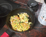Foto del paso 3 de la receta: Bocadillo de tortilla francesa con jamón, pimiento y cebolla