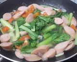 Foto langkah ke 2 dari resep Tumis pokcoy sosis.