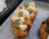 Foto del paso 8 de la receta: Milanesa de pollo al pesto en torrada
