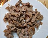 รูปขั้นตอนการทำที่ 1 ของ Lighten Beef Stroganoff