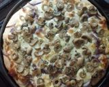 Foto del paso 4 de la receta: Pizza fugazza con champiñones y aceitunas