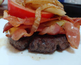 Foto del paso 5 de la receta: Hamburguesa de Angus con bacon, queso, tomate, cebolla y pan cristal