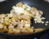 Foto langkah ke 3 dari resep Ayam Jamur Tumis Mentega.