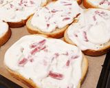 Une image de l'étape 2 de Tartines bruschettas crème lardons gruyère râpé parmesan ou cheddar et champignons.