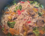 Foto del paso 7 de la receta: Noodles de arroz en caldo de pescado, wakame y hortalizas 🚫📛🌶🔥