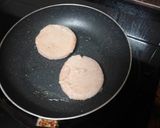 Foto del paso 3 de la receta: Medallones de salmón a la plancha con judías verdes y arroz blanco