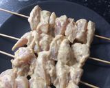 A picture of step 2 of Yoghurt marinated chicken skewers.