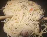 A picture of step 2 of Spaghetti alle vongole con pomodorini.