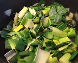 Une image de l'étape 4 de Soupe de pommes de terre et poireaux au curcuma et à la crème.