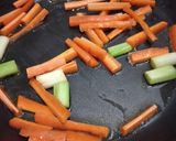 Foto langkah ke 2 dari resep Tumis Wortel Jagung Putren.
