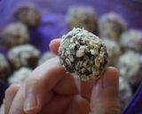 Foto langkah ke 4 dari resep Choco Peanut Oat Balls with Blueberry Jam.