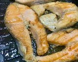صورة لخطوة 1 من وصفة السالمون مع صوص الشبت والليمون 🐟🐟
