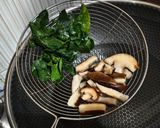 Foto langkah ke 2 dari resep Omelete Jamur Daun Katuk.