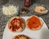 Foto del paso 1 de la receta: Hamburguesas de pollo, con aderezo de salsa sriracha y miel