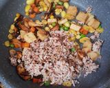 รูปขั้นตอนการทำที่ 2 ของ ข้าวผัดแปะก๊วยธัญพืช vegan