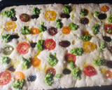 Foto del paso 2 de la receta: Focaccia de espelta con cherrys, aceitunas negras y pesto de rúcula