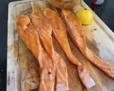 Foto del paso 1 de la receta: Salmón adobado con salsa de tamarindo, miso y miel a la plancha