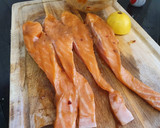Foto del paso 1 de la receta: Salmón adobado con salsa de tamarindo, miso y miel a la plancha