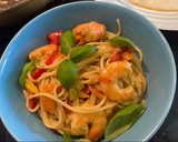 Foto del paso 5 de la receta: Tallarines con gambas al curry verde
