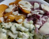 Foto del paso 6 de la receta: Ensalada🥗de duraznos🍑, pepino y cebolla morada🧅🍑🥙