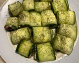 Foto del passaggio 4 della ricetta Involtini cetriolo Philadelphia e salmone affumicato