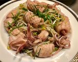 Hình bước làm 2 của món Mực Xào Giá đỗ, Lá Chanh