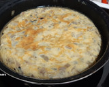 Foto del paso 6 de la receta: Tortilla de champiñones y cebolla con queso