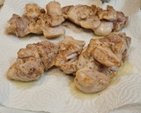 Foto del paso 2 de la receta: Jamoncitos de pollo con salsa de pimientos y tomate