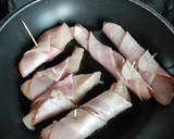 Foto del paso 3 de la receta: Palitos de pollo con bacon y salsa gorgonzola