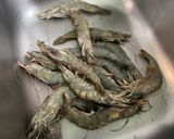 Une image de l'étape 1 de Gambas sauvages aux poivrons, oignon et citron.