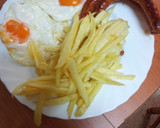 Foto del paso 4 de la receta: Huevos fritos con papas y chistorra método tradicional