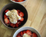 Foto del paso 2 de la receta: Fresas con granola y yogur