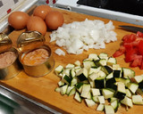 Foto del paso 1 de la receta: Tortilla de atún en escabeche y verduras