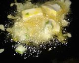Foto langkah ke 3 dari resep Tahu Goreng iris daun kunyit.