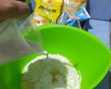 Foto langkah ke 3 dari resep 1075. Bolu kukus mekar (motif semangka) dengan santan.