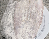 Foto del paso 1 de la receta: Lenguados en salsa a la plancha con puré del campo y salteado