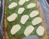 Foto del paso 6 de la receta: Pizza de coliflor con pesto de espinacas estilo caprese