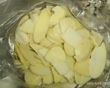 Une image de l'étape 2 de Jus détox : raisin, betterave, carotte, citron, miel et amande.