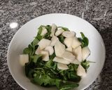 Foto del paso 2 de la receta: Ensalada con gorgonzola, pera y maíz
