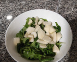 Foto del paso 2 de la receta: Ensalada con gorgonzola, pera y maíz