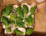 Mozzarellás bazsalikomos csirkemell, mézes sült almával recept fázis 4 fotója