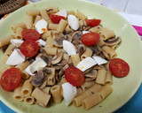 Foto del paso 1 de la receta: Pasta con champiñones, huevo duro y tomate