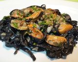 Foto del paso 9 de la receta Fetuccini nero con salsa de mariscos
